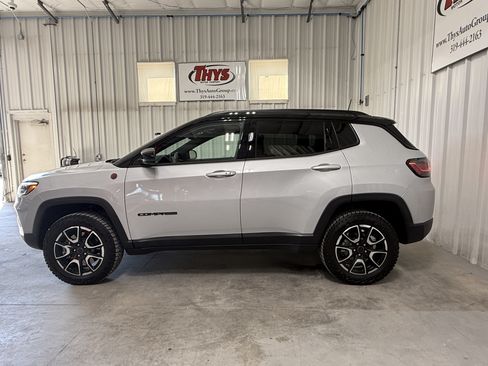Used 2025 Jeep Compass Trailhawk w/ Trailhawk Elite Group AWD/4WD image 15