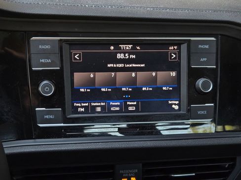 Used 2023 Volkswagen Jetta SE w/ Panoramic Sunroof Package FWD image 16