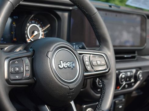 Used 2025 Jeep Wrangler Unlimited Rubicon AWD/4WD image 13