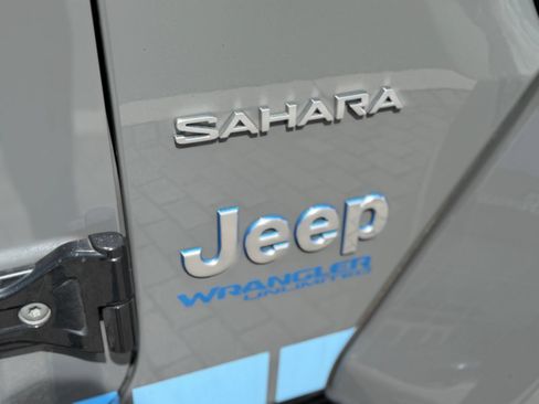 Used 2021 Jeep Wrangler Unlimited Sahara w/ Cold Weather Group AWD/4WD image 18
