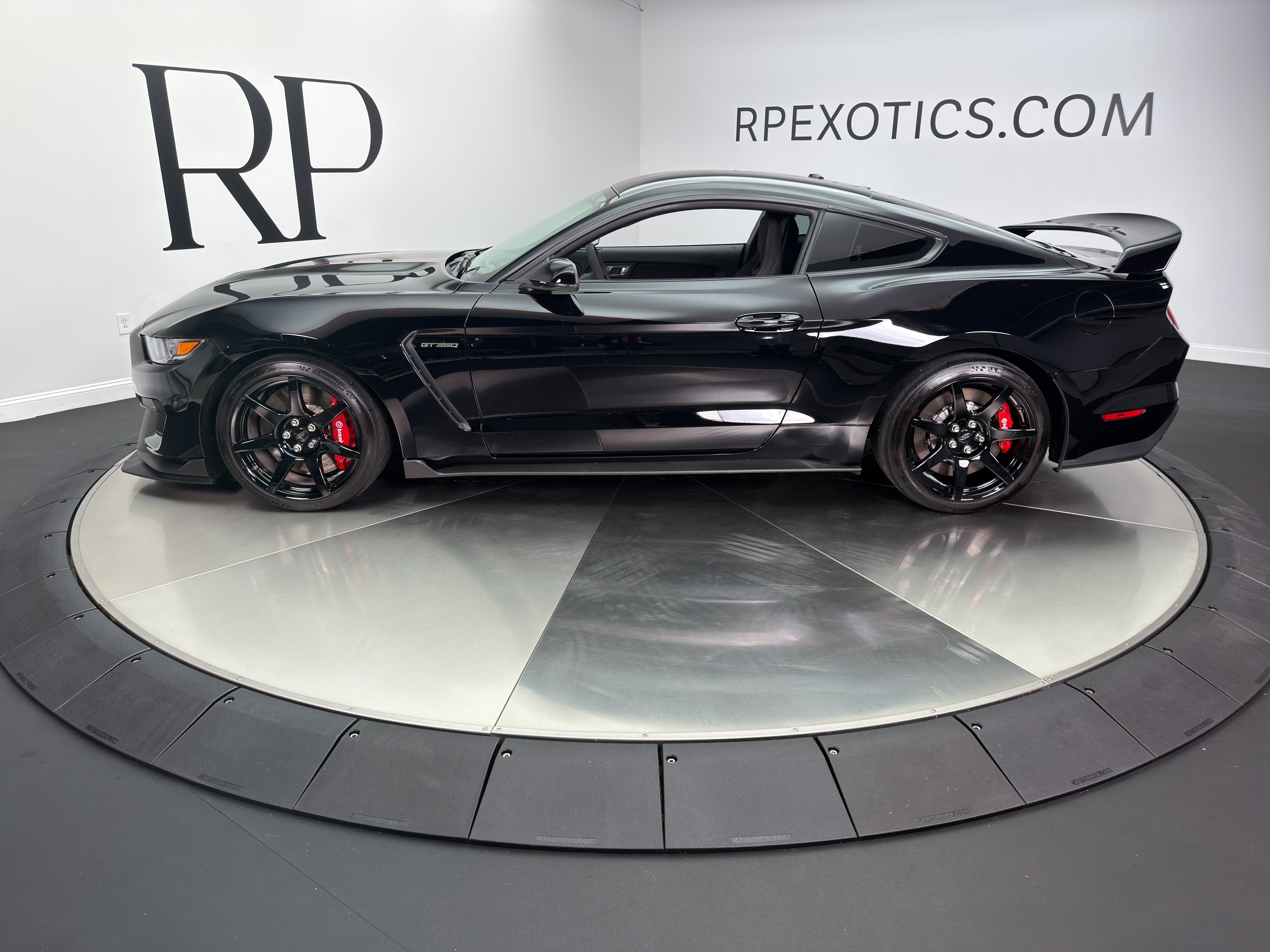 Used 2019 Ford Mustang Shelby GT350R w/ GT350R Equipment Group 920A RWD image 3