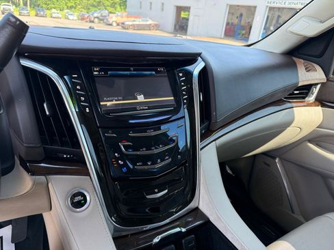 Used 2017 Cadillac Escalade Premium Luxury AWD/4WD image 31