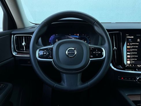 Used 2025 Volvo V60 B5 Cross Country Plus image 33