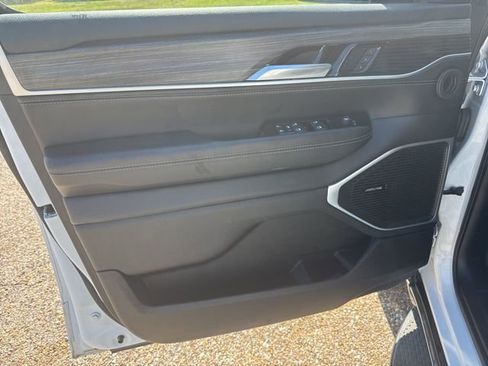 Used 2024 Jeep Wagoneer Series II w/ Flexible Seating Group image 16