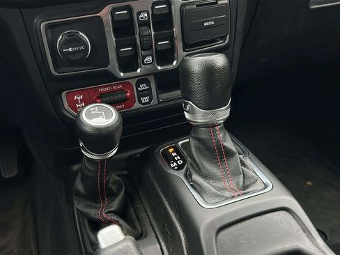 Used 2023 Jeep Gladiator Rubicon AWD/4WD image 17
