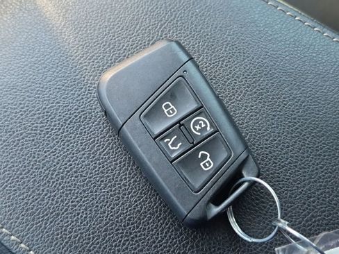 Used 2022 Volkswagen Tiguan SE FWD image 34