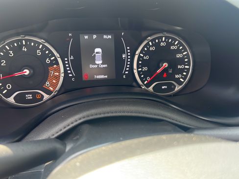Used 2023 Jeep Renegade Latitude AWD/4WD image 10