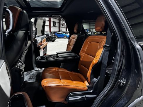 Used 2019 Lincoln Navigator Reserve image 18
