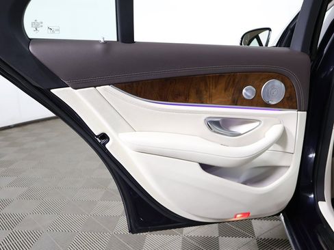 Used 2017 Mercedes-Benz E 300 4MATIC image 27