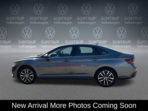 Used 2025 Volkswagen Jetta SE FWD image 2
