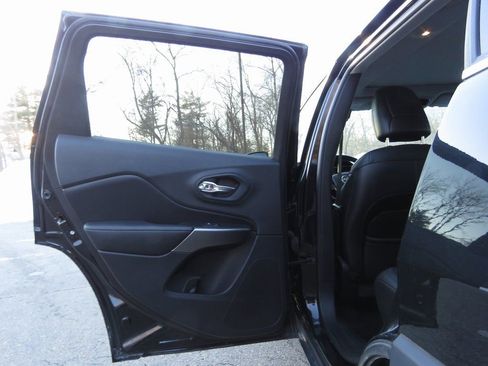 Used 2019 Jeep Cherokee Limited image 19