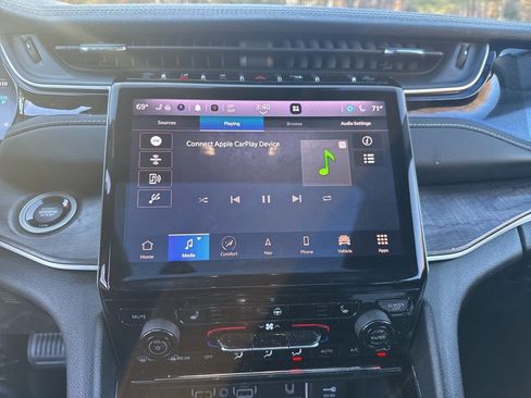 Used 2023 Jeep Grand Cherokee 4WD 4xe image 12