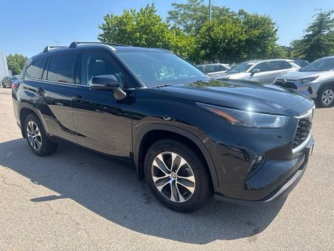 Used 2022 Toyota Highlander XLE AWD/4WD image 13