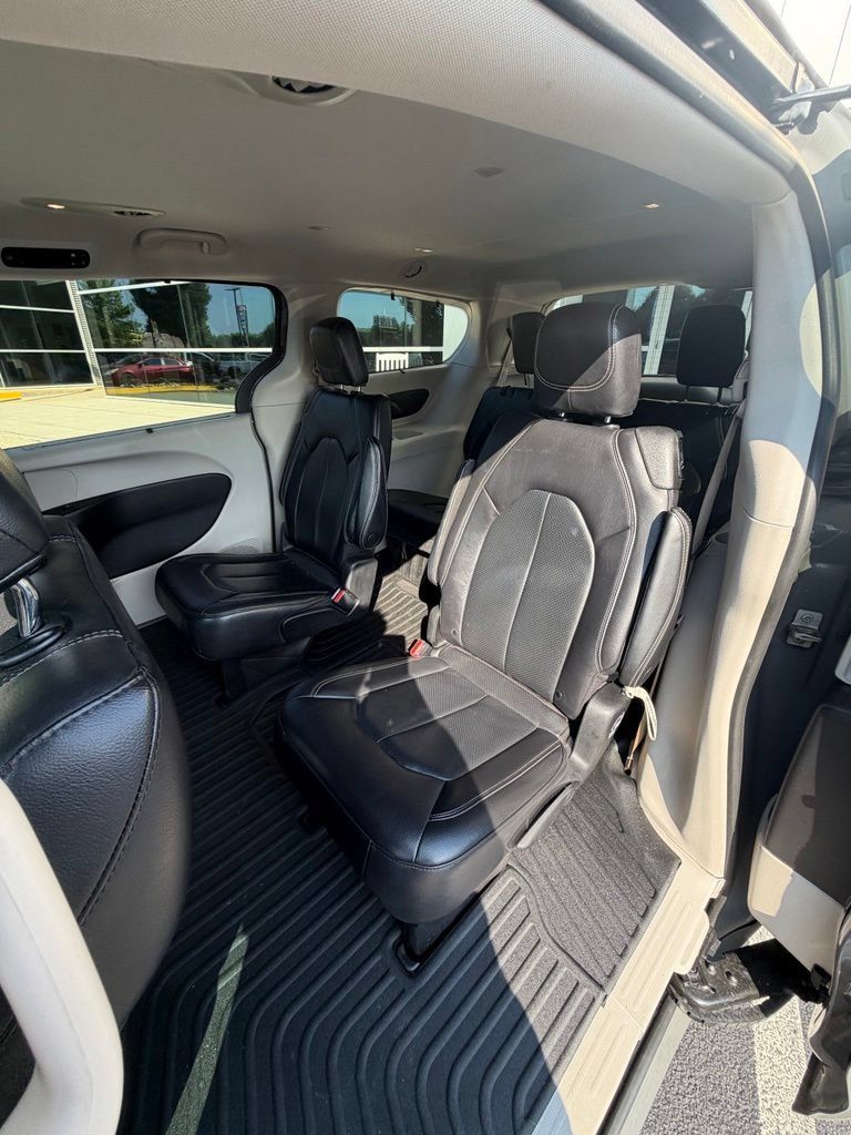 Used 2022 Chrysler Pacifica Touring-L FWD image 12