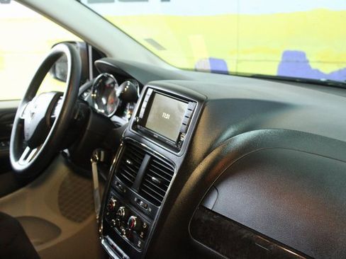 Used 2018 Dodge Grand Caravan SE w/ UConnect Hands-Free Group image 9