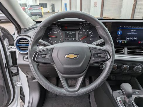 Used 2025 Chevrolet Trax LS FWD image 30