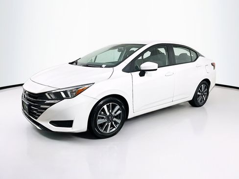 Used 2023 Nissan Versa SV image 3