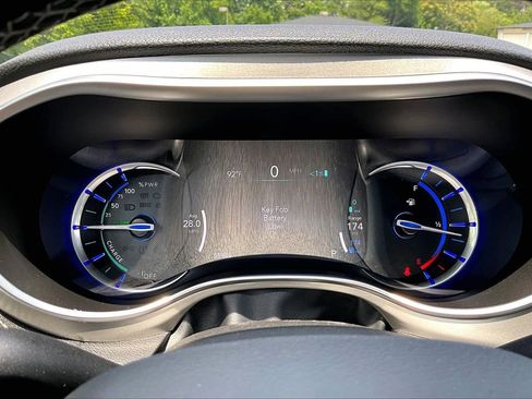 Used 2023 Chrysler Pacifica Limited w/ S Appearance Package FWD image 10
