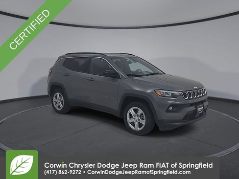 Used 2024 Jeep Compass Latitude image 3