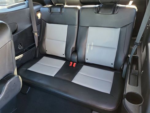 Used 2022 Ford Explorer XLT w/ Equipment Group 202A image 10