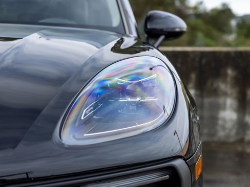 Certified 2025 Porsche Macan image 17