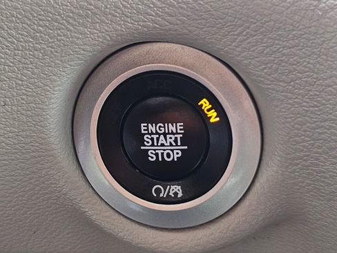 Used 2017 Chrysler Pacifica Touring-L FWD image 16