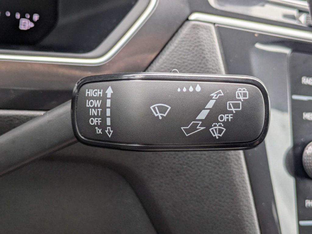 Certified 2024 Volkswagen Tiguan SE R-Line FWD image 32