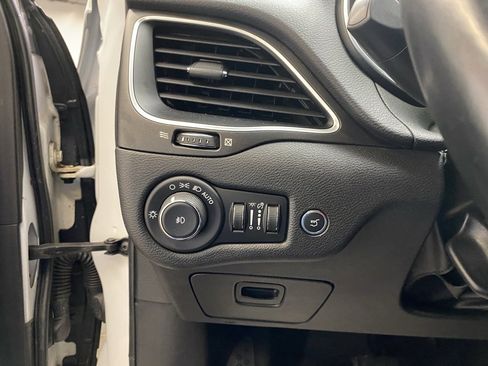 Used 2019 Jeep Cherokee Trailhawk image 23