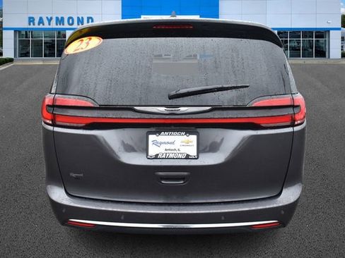 Used 2023 Chrysler Pacifica Touring-L FWD image 5