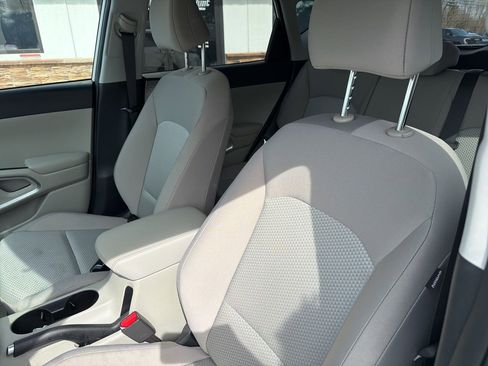 Used 2025 Kia Soul LX image 3