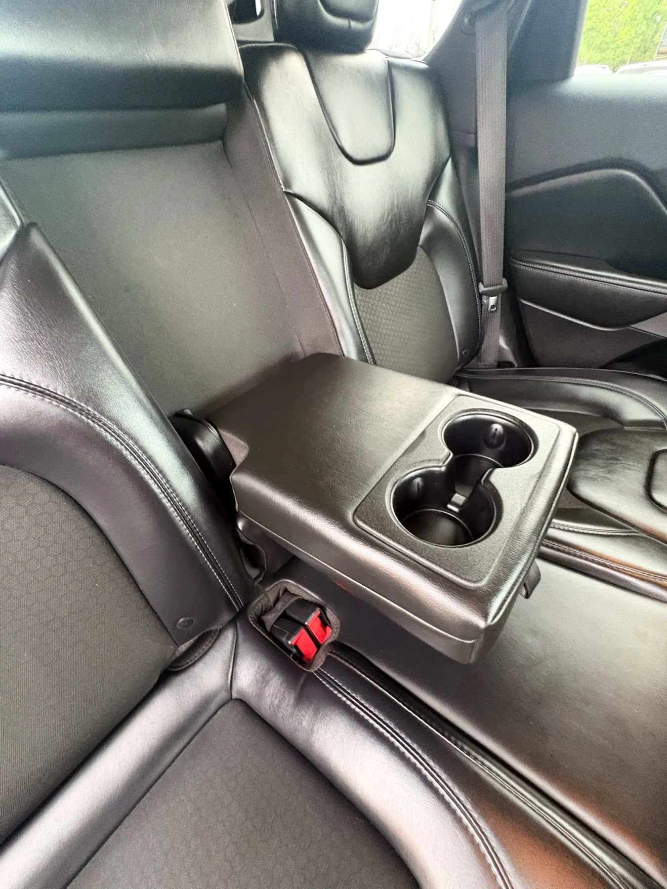 Used 2019 Jeep Cherokee Latitude Plus AWD/4WD image 38