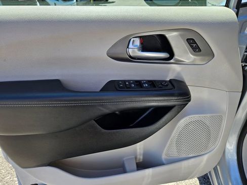 Used 2024 Chrysler Pacifica Touring-L FWD image 19