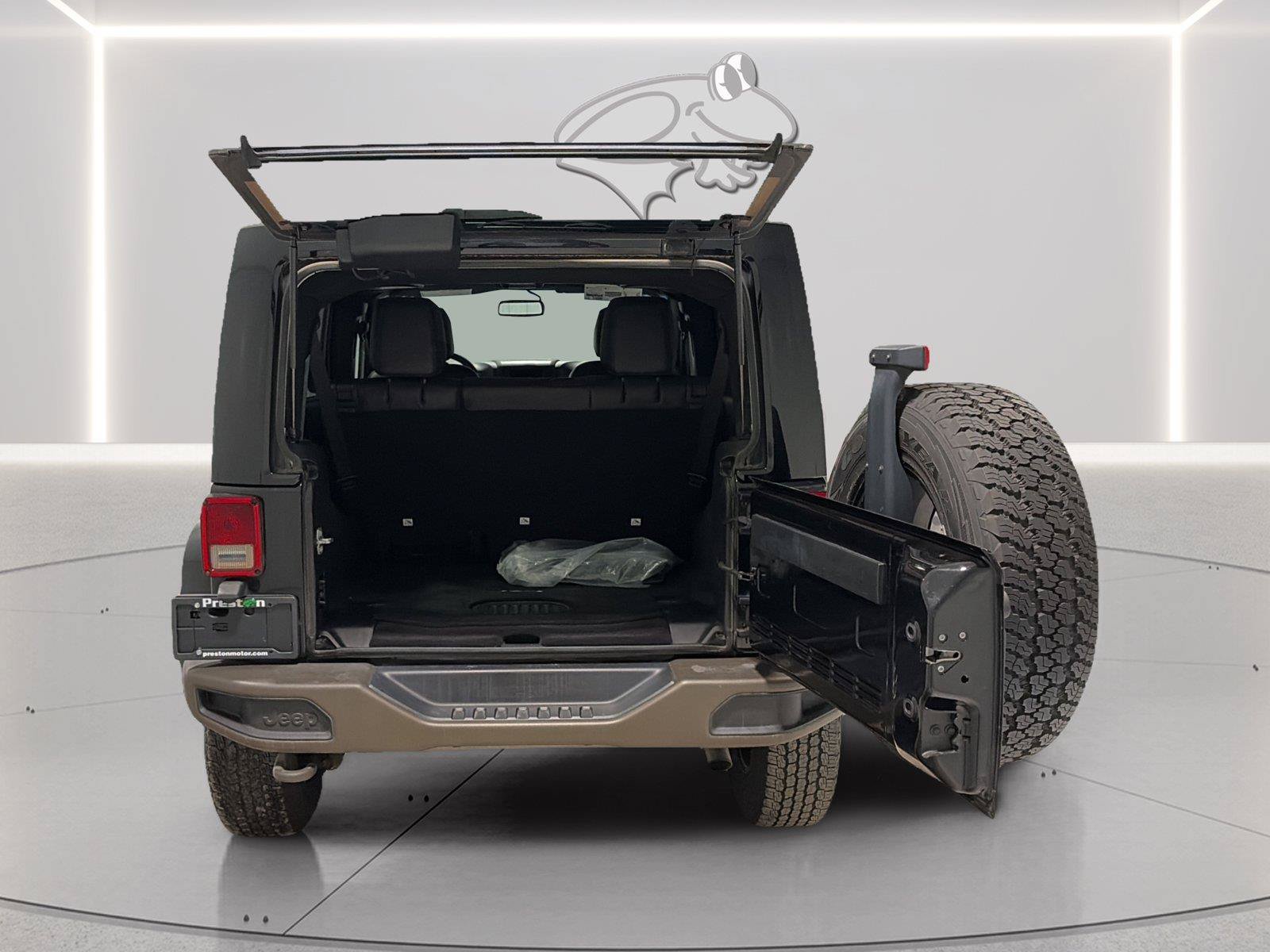 Used 2016 Jeep Wrangler Unlimited Sahara AWD/4WD image 9