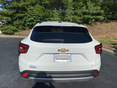 Used 2025 Chevrolet Trax LT w/ LT Convenience Package FWD image 6