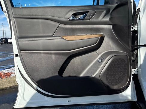 Used 2023 GMC Acadia SLE w/ Driver Convenience Package image 11