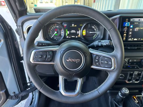 Used 2025 Jeep Wrangler Sahara image 22