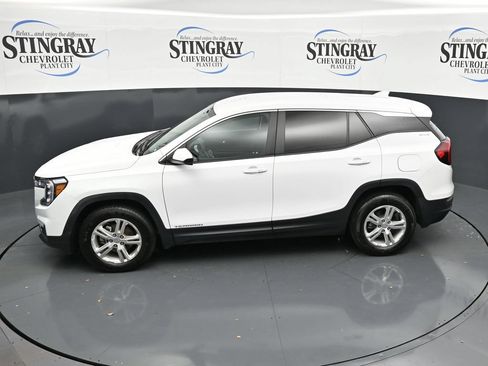 Used 2024 GMC Terrain SLE FWD image 12