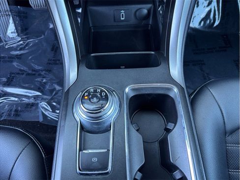 Used 2017 Ford Fusion SE w/ Equipment Group 201A image 6