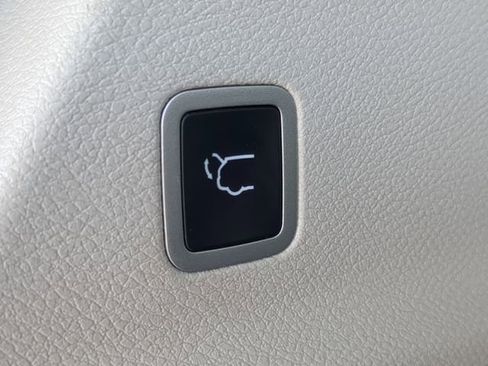 Used 2024 Chrysler Pacifica Touring-L image 13