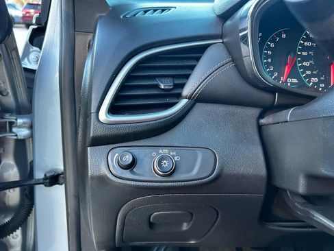 Used 2018 Chevrolet Trax LT w/ LT Convenience Package image 11