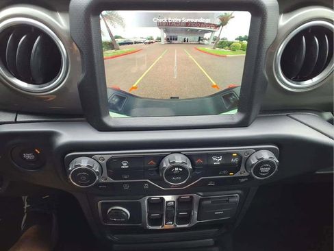 Used 2023 Jeep Gladiator Overland AWD/4WD image 16
