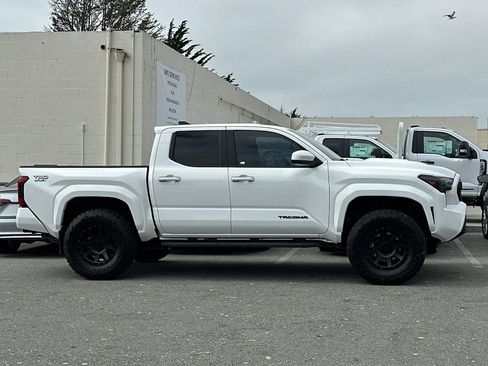 Used 2024 Toyota Tacoma TRD Sport AWD/4WD image 2