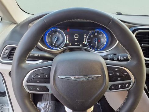 Used 2024 Chrysler Pacifica Touring-L FWD image 10