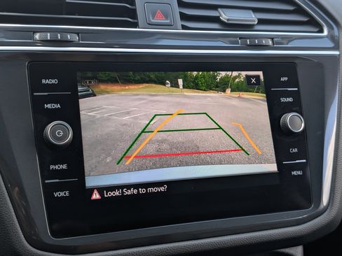 Used 2024 Volkswagen Tiguan SE w/ Panoramic Sunroof Package image 29