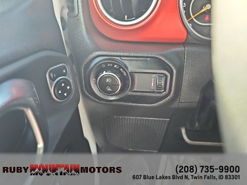 Used 2023 Jeep Gladiator Rubicon w/ Cold Weather Group image 17