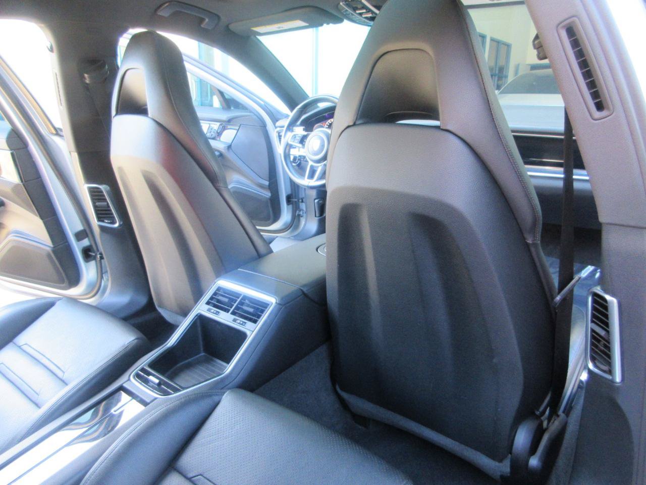 Used 2019 Porsche Panamera RWD image 33
