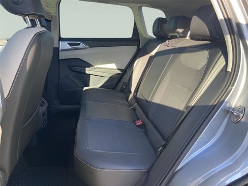 Used 2025 Volkswagen Taos SE w/ Panoramic Sunroof Package image 18