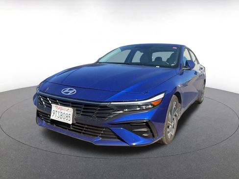 Used 2025 Hyundai Elantra Limited image 2