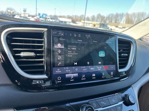 Used 2024 Chrysler Pacifica Touring-L image 11