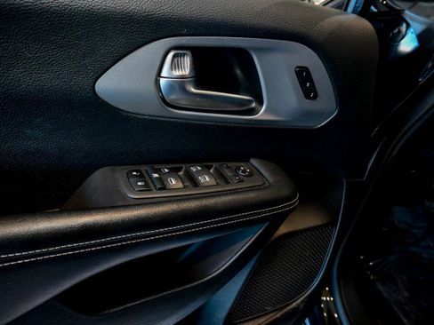 Used 2021 Chrysler Pacifica Touring-L w/ S Appearance Package image 16